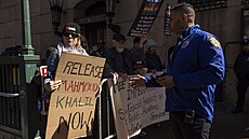 Lidé protestují kv�li zat�ení propalestinského aktivisty Mahmúda Chalíla. (10....