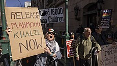 Lidé protestují kv�li zat�ení propalestinského aktivisty Mahmúda Chalíla. (10....