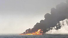 Na snímku, který poskytl Bartek �mia�ek, je vid�t stoupající kou� po srá�ce...