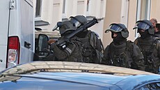 Policejní razie v dom�, kde bydlel Gruzínec, který podpálil svou �enu v...