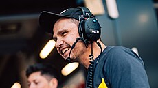 Jarek Jani� v roli ��fin�en�ra t�mu Rowe, tov�rn�ho t�mu BMW, ve vytrvalostn�...