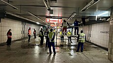 Nyní odkrýváme podhledy ve stanici, aby voda, která tam nyní je, vytekla, a...