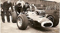 Graham Hill vybojoval ti tituly mistra svta. Zahynul pi havárii letadla,...