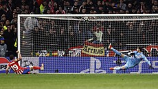 Argentinský úto�ník Julián Álvarez z Atlétika Madrid prom��uje pokutový kop v...