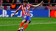 Argentinský úto�ník Julián Álvarez z Atlétika Madrid provádí pokutový kop v...