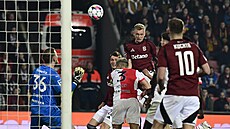 Sparťan Jaroslav Zelený hlavičkuje na bránu Slavie ve 313. derby.  Brankář...