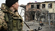 Ru�tí vojáci v areálu n�kdej�í v�znice v dobyté osad� Malaja Lok�a v Kurské...