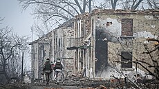 Ru�tí vojáci obsadili areál n�kdej�í v�znice v dobyté osad� Malaja Lok�a v...