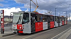 Desáté �káté�ko� v jednotných barvách Pra�ské integrované dopravy na zastávce...