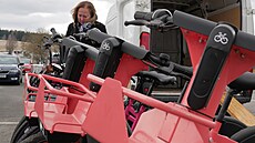 Flotilu mechanických bicykl� ve ��á�e nad Sázavou a Polni�ce loni doplnilo dvacet kus� v elektro verzi.