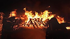 Po�ár uskladn�ného d�eva v Opatovicích nad Labem. (17. b�ezna 2025)