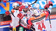 Pardubický útoník Jan Mandát (uprosted) slaví gól na 2:0 do sít Motoru (18....