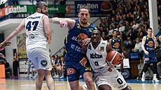 Jordan Ogundiran (vlevo) uniká Josefovi Poto�kovi.