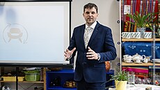 Typický obraz od �eských kontejner�. Vedle popelnic se kupí starý nábytek. 