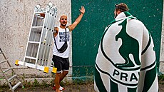 Loajálností fanou�k� klubu Bohemians Praha 1905 neot�ásl ani covid-19. B�hem epidemie chodili na fotbal se �taflemi. Celý ligový ro�ník 202/21 je u toho fotil Roman Vondrou�. Za sérii snímk� s názvem Loajální fanou�ci vyhrál Picture of the Year Internatio