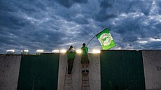 Loajálností fanou�k� klubu Bohemians Praha 1905 neot�ásl ani covid-19. B�hem epidemie chodili na fotbal se �taflemi. Celý ligový ro�ník 202/21 je u toho fotil Roman Vondrou�. Za sérii snímk� s názvem Loajální fanou�ci vyhrál Picture of the Year Internatio