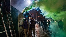 Loajálností fanou�k� klubu Bohemians Praha 1905 neot�ásl ani covid-19. B�hem epidemie chodili na fotbal se �taflemi. Celý ligový ro�ník 202/21 je u toho fotil Roman Vondrou�. Za sérii snímk� s názvem Loajální fanou�ci vyhrál Picture of the Year Internatio