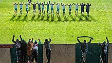 Loajálností fanou�k� klubu Bohemians Praha 1905 neot�ásl ani covid-19. B�hem epidemie chodili na fotbal se �taflemi. Celý ligový ro�ník 202/21 je u toho fotil Roman Vondrou�. Za sérii snímk� s názvem Loajální fanou�ci vyhrál Picture of the Year Internatio