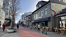 Laugavegur, hlavní nákupní tepna Reykjavíku. Nechybí tu ani bary s lokálním...