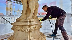 Akademický socha� Luká� Hosnedl opravuje �ásti Samsonovy ka�ny. Její st�edovou...