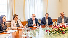 Nové vedení Královéhradeckého kraje v ele s hejtmanem Petrem Koletou (ANO)...