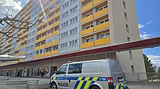 Policie zasahuje na Bene�ov� t�íd�, kde po pádu z okna zem�el �lov�k.