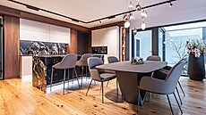 V interiéru hned zaujme jdelní st�l s pevnou a originální podno�í Bach v...