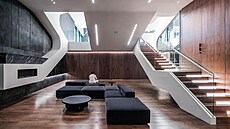 V nejspodn�j�ím podla�í, které je z jedné strany zapu�t�né pod úrove� terénu,...