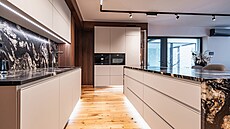 Sk�í�ky v blízkosti d�ezu a varné plochy jsou z materiálu s odolným a snadno...