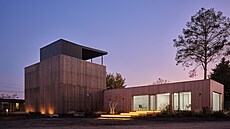 Pohled na hlavní sídlo firmy i rodinný d�m, který na n� navazuje.