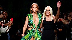 Jennifer Lopez a Donatella Versaceová na p�ehlídce v Milán� (20. zá�í 2019)