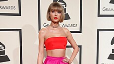 Zpvaka Taylor Swift pijídí na 58. roník udílení cen Grammy. (15. února...