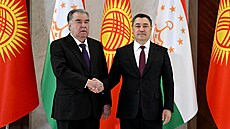 Kyrgyzský prezident Sadyr Daparov po boku tádického protjku Emomalia...
