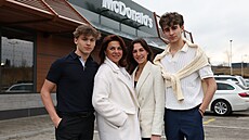 arlota, Kristián a Sebastian jsou sourozenci a vichni pracují v McDonalds.