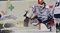 Závar p�ed vítkovickou brankou v pátém zápase p�edkola play off s Karlovými...