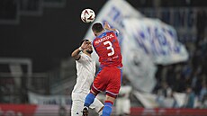 Plze�ský stoper Svetozar Markovi� hlavi�kuje balon v utkání s Laziem.
