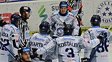Vítkovi�tí hokejisté slaví gól v pátém utkání p�edkola play off s Karlovými...