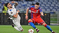 Taty Castellanos (vlevo) z Lazia padá po souboji s plze�ským Svetozarem...