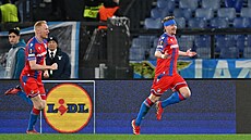 Plze�ský Pavel �ulc (vpravo) se raduje z gólu do sít� Lazia.