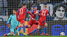 Radost plzeňský fotbalistů po gólu do sítě Lazia, vstřelil ho Pavel Šulc...