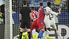 Plzeňský brankář Martin Jedlička se snaží vyškrábnout balon v gólové situaci v...