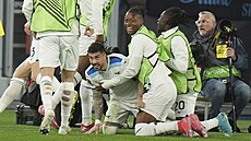 Alessio Romagnoli v objetí spoluhráčů z Lazia po gólu do sítě Plzně.
