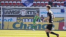 Olomoucký branká Tadeá Stoppen nakopává balon v utkání s Hradcem.