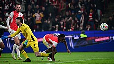 Slávistický stoper Igoh Ogbu st�ílí gól po chyb� jabloneckého branká�e Jana...