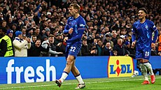 Kiernan Dewsbury-Hall  (vlevo) z Chelsea slaví gól do sít� Kodan�.