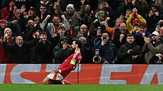 Kapitán Manchesteru United Bruno Fernandes slaví prom�n�nou penaltu v utkání s...