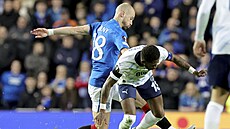 Václav erný (vlevo) z Rangers v souboji o balon v utkání Fenerbahce.