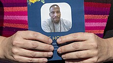 Alison McCray z lousianského spolku proti exekucím dr�í fotografii Jessie...