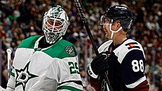 Jake Oettinger (29) v brán� Dallas Stars a Martin Ne�as (88) z Colorado...