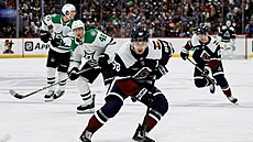 Martin Ne�as (88) z Colorado Avalanche u puku v zápase s Dallas Stars